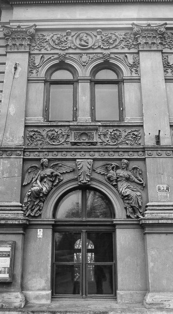 Karlovarsk� t��da, detail pr��el� tzv. C�sa�sk�ho s�lu z r.1888 budovy l�ze�sk� restaurace