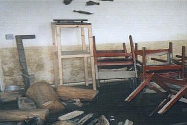 zničená třída školy na Kampě